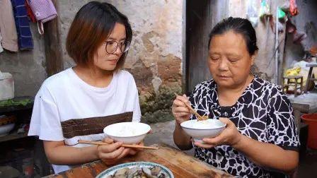 农村婆婆吃瓜视频,接地气的乡村生活瞬间