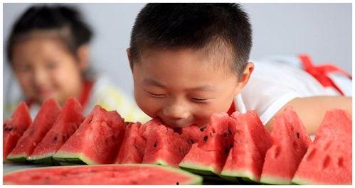 外国人吃喜瓜的视频播放,感受传统美食魅力